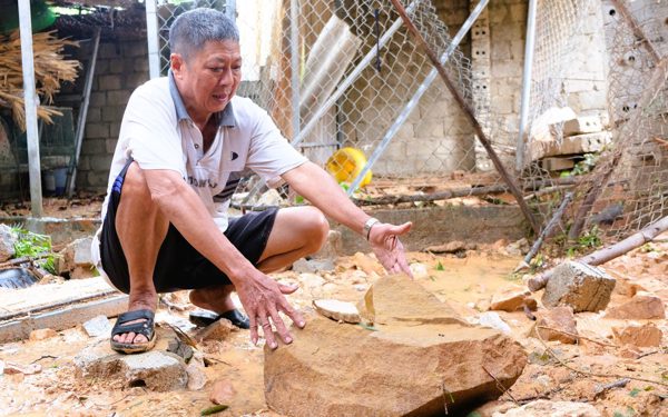 Người dân tháo chạy khi đất đá từ quả núi sau nhà ào ào lao xuống