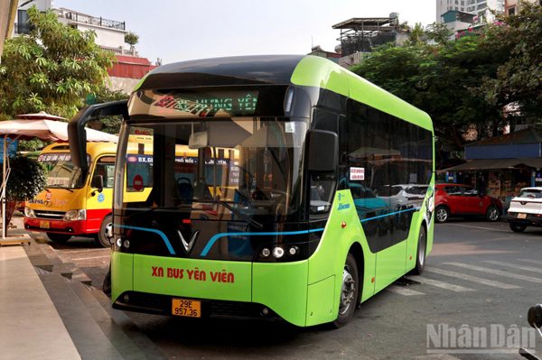 Người dân thêm lựa chọn di chuyển trên tuyến buýt điện Hà Nội-Hưng Yên