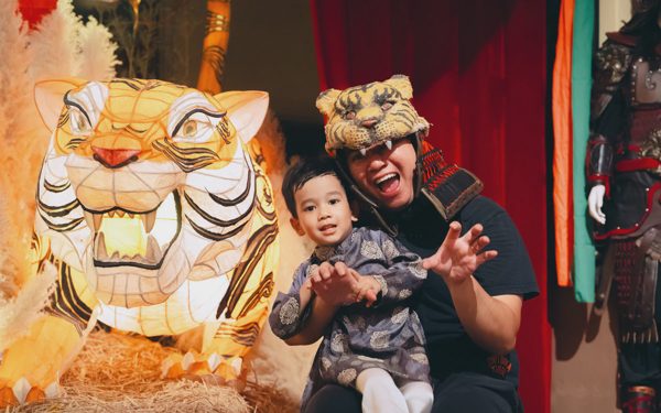 Người dân thích thú ngắm cóc khổng lồ 'kiện trời' giữa đình cổ TP.HCM