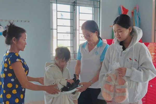 Người dân thứ 7 ra dọn đường, gom rác nhựa gây quỹ giúp học sinh nghèo