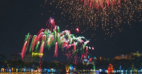Người dân Thủ đô mãn nhãn với những màn pháo hoa siêu đỉnh tại 3 trận địa