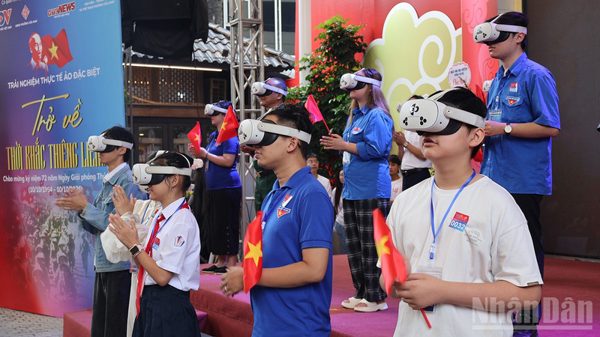 Người dân Thủ đô sống lại thời khắc lịch sử qua công nghệ thực tế ảo