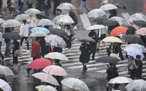 Người dân Tokyo mệt mỏi vì mưa liên tiếp 35 ngày