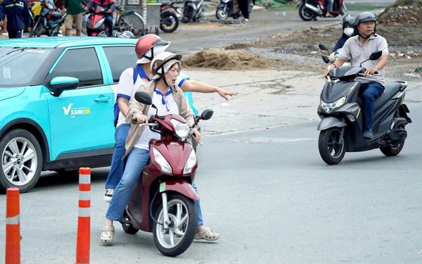 Người dân TP.HCM lúng túng qua ngã tư Bảy Hiền trong ngày đầu phân luồng làm metro số 2