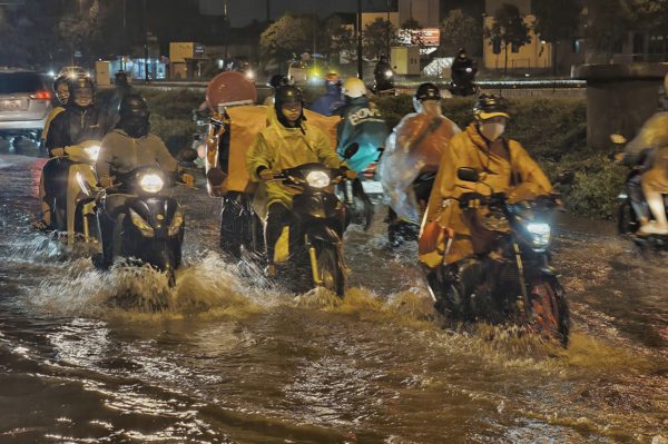 Người dân TPHCM chật vật về nhà trong cơn mưa như trút nước