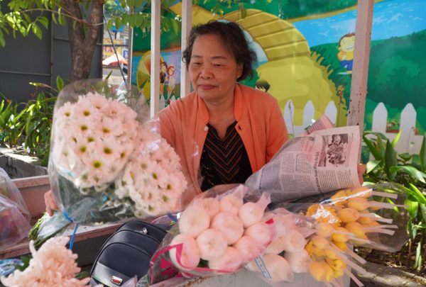 Người dân TPHCM chuẩn bị hoa trắng tiễn đưa các liệt sĩ về nơi an nghỉ