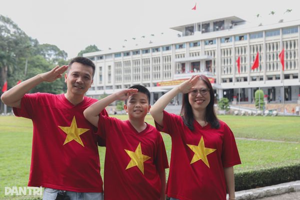 Người dân TPHCM lần đầu được tham gia chào cờ ở Dinh Độc Lập