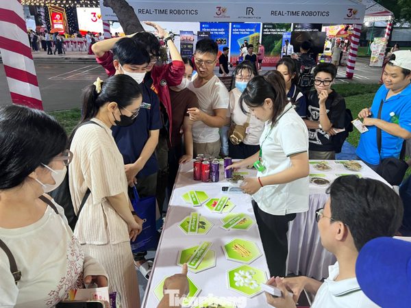 Người dân TPHCM rồng rắn 'check-in' đi hội hàng Việt