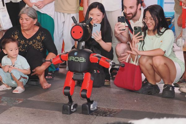 Người dân TPHCM thích thú xem robot pha cà phê, đá bóng ở phố đi bộ