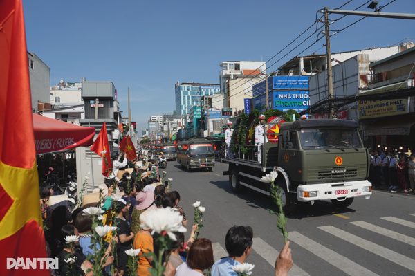 Người dân TPHCM tiễn đưa các anh hùng liệt sĩ về nơi an nghỉ cuối cùng