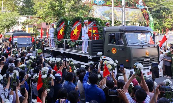 Người dân TPHCM tiễn đưa các liệt sĩ về nơi an nghỉ