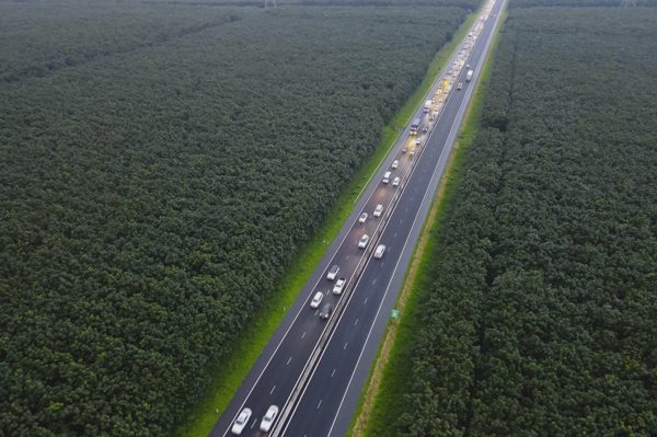 Người dân trở lại TPHCM sớm, cao tốc qua Đồng Nai ùn tắc kéo dài