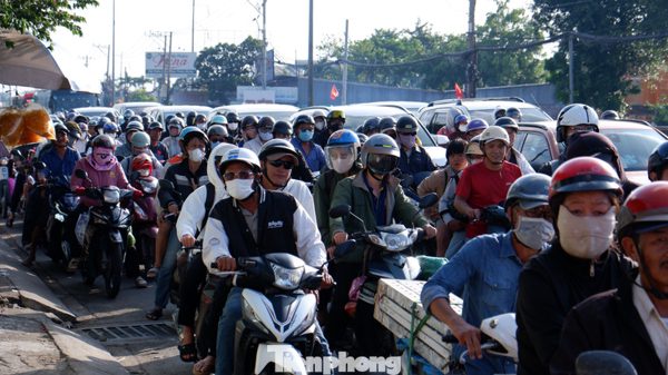 Người dân trở lại TPHCM: Trái ngược ở hai cửa ngõ