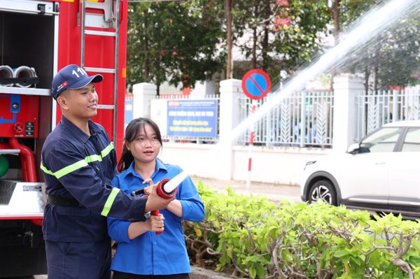 Người dân trực tiếp trải nghiệm kỹ năng cứu hỏa, cứu nạn trong đám cháy