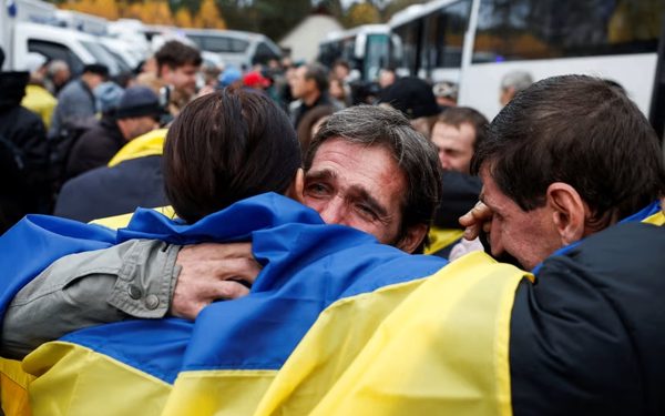 Người dân Ukraine khóc òa, được 'về nhà' sau 1.700 ngày mắc kẹt giữa vùng chiến sự