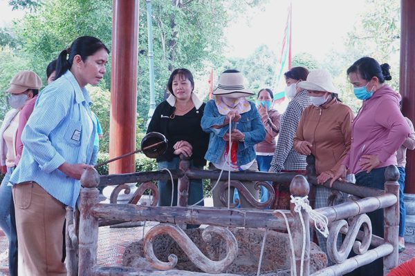 Người dân uống nước giếng cầu may trong ngày giỗ vua Quang Trung