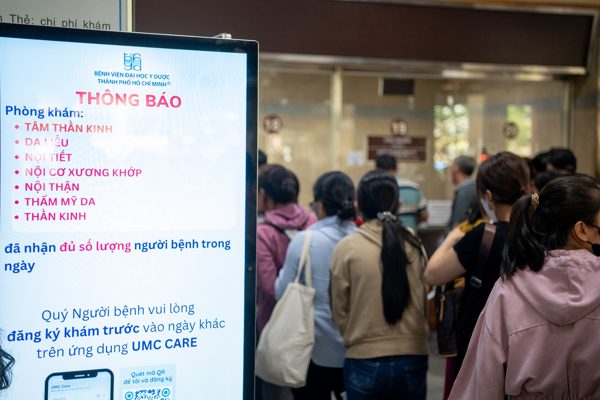 Người dân vất vả khi khám BHYT, Bệnh viện Đại học Y dược TPHCM nói gì?