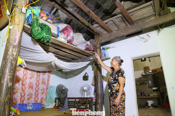 Người dân vùng 'rốn lũ' tất tả kê gác tài sản trước mùa mưa bão