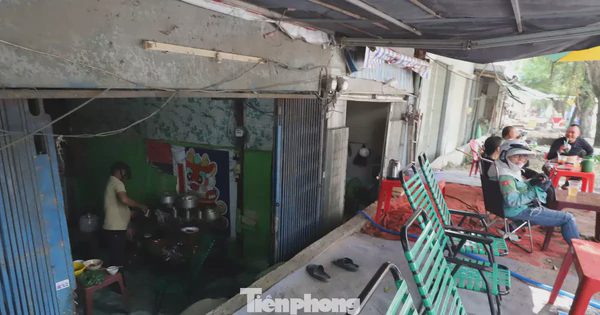 Người dân xếp bao cát làm lối đi vì nhà thấp hơn mặt đường cả mét
