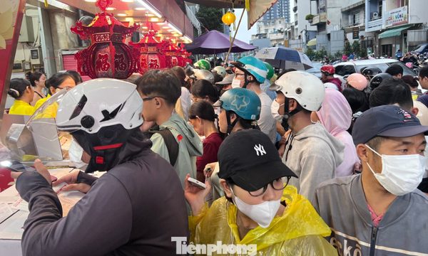 Người dân xếp hàng mua bánh trung thu ở TPHCM
