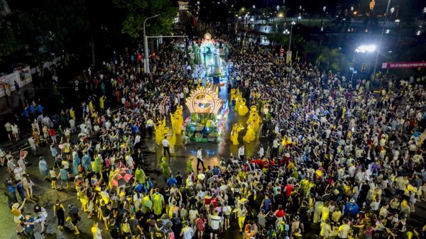 Người dân xứ Nghệ che ô, mặc áo mưa 'cháy' hết mình cùng đại tiệc Carnival