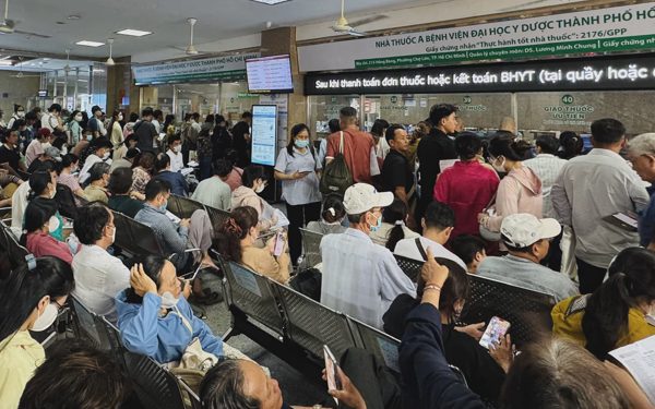 Người đến bệnh viện TP.HCM khám vì sốt, ho, đau nhức tăng, khi nào cần nhập viện?