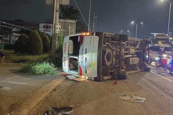 Người đi đường cứu hành khách trong ô tô bị tông lật trên quốc lộ nối Đồng Nai với TPHCM