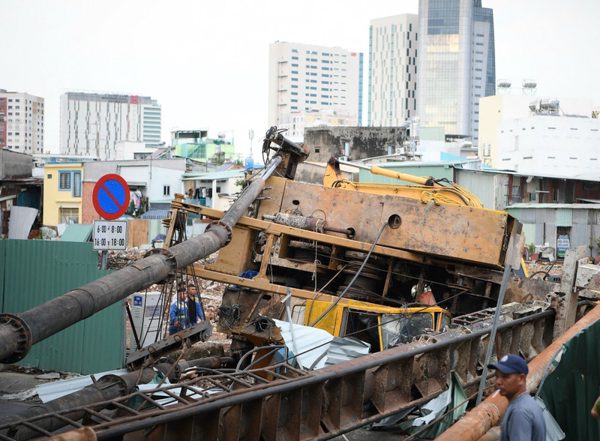 Người đi đường hốt hoảng khi dàn máy thi công khổng lồ bất ngờ đổ sập trước mặt