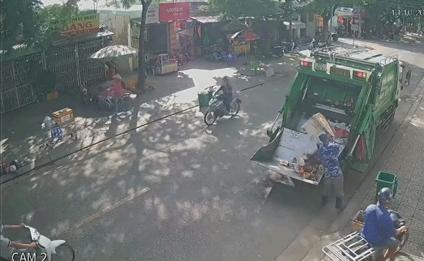 Người đi xe máy đâm sầm vào xe rác