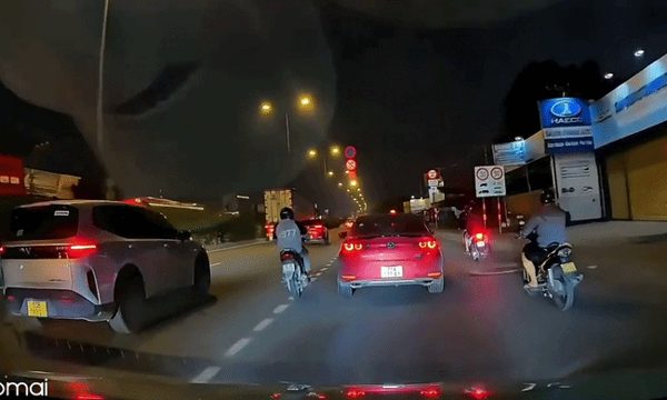 Người đi xe máy lao thẳng vào cọc biển báo giữa đường