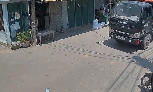 Người đi xe máy lao thẳng vào hông xe tải ở góc khuất
