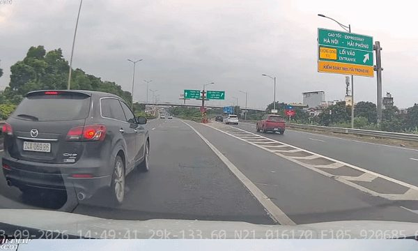Người đi xe máy trượt dài khi tránh ôtô phanh gấp
