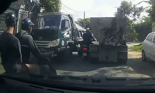 Người đi xe máy tự đưa đầu vào 'gọng kìm'