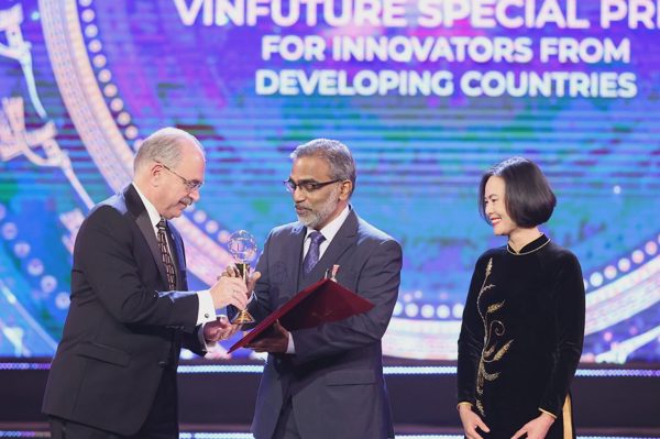 Người đứng sau công nghệ lọc nước giá rẻ: “Tôi ngưỡng mộ tầm nhìn của VinFuture”