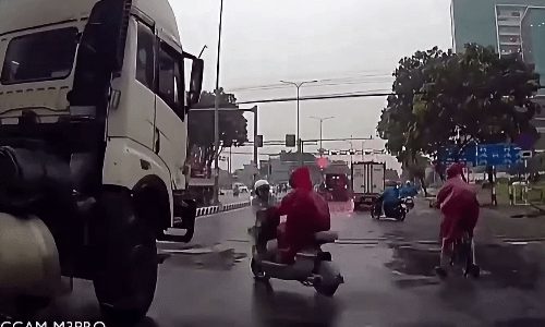 Người gác tàu cứu mạng cậu bé trước đầu xe tải