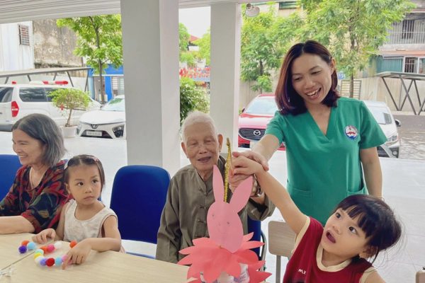 Người già Hà Nội làm đèn lồng, xem múa lân ở “nhà dưỡng lão” ban ngày