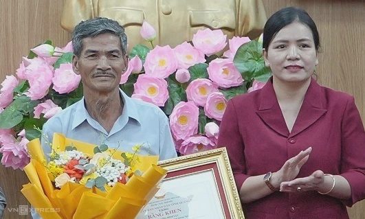 Người giao nộp tượng thần khỉ được tỉnh Quảng Ngãi tặng bằng khen