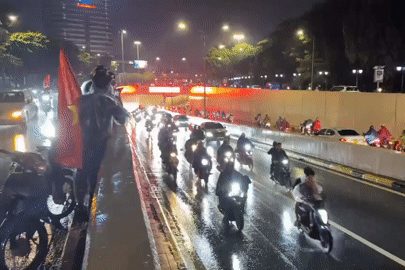 Người Hà Nội đổ ra đường 'đi bão' trong mưa lớn sau chiến thắng của tuyển Việt Nam