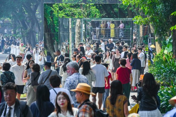 Người Hà Nội đổ về trải nghiệm cầu cạn, 'đường hầm thị giác' bên hồ Hoàn Kiếm