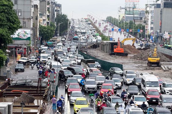 Người Hà Nội đội mưa lớn đi làm, ‘chôn chân’ trên những tuyến đường ùn tắc