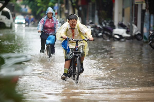 Người Hà Nội lội nước, 'chôn chân' giữa phố sau trận mưa lớn