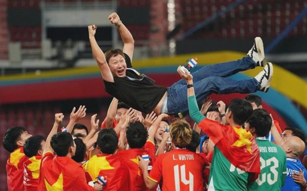 Người hâm mộ Hàn Quốc nhắc cầu thủ Việt Nam đừng... làm rơi ông Kim Sang Sik