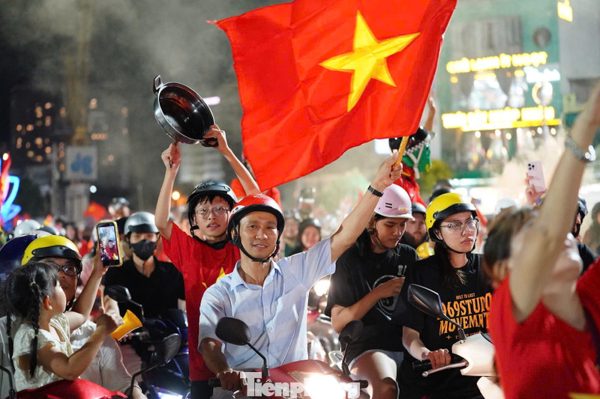 Người hâm mộ phố biển Quy Nhơn không ngủ ăn mừng chiến thắng của tuyển Việt Nam