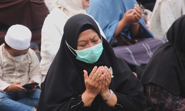 Người Indonesia cầu thần linh ban mưa dập cháy rừng