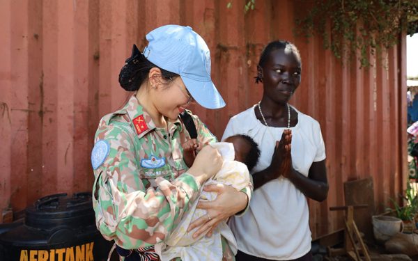 Người lính mũ nồi xanh Việt Nam trao yêu thương đến trẻ em Nam Sudan trước ngày về nước