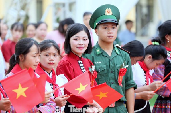 Người lính quân hàm xanh đồng hành thầy trò vùng biên đón năm học mới