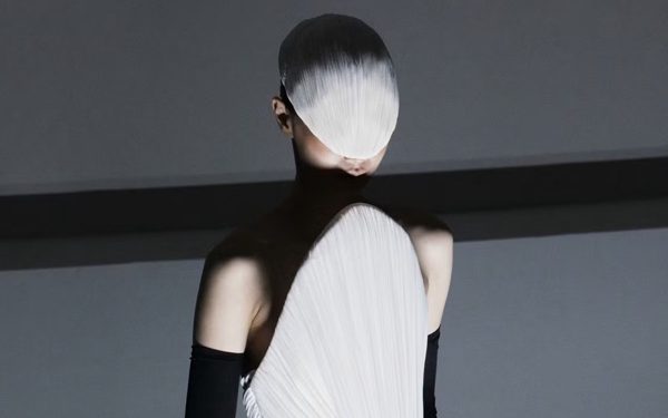 Người mẫu hóa tượng trong triển lãm mới của Cường Đàm