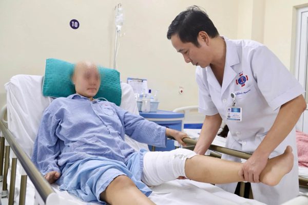 Người mẹ 27 tuổi mắc ung thư xương, mong mỏi giữ lại đôi chân