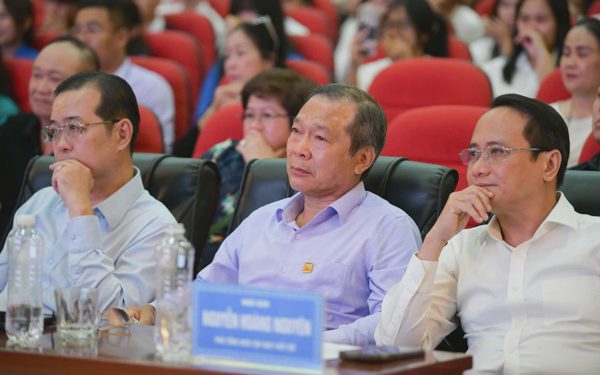 Người mẹ thứ 3 của nữ SV mồ côi xuất hiện, nhà hảo tâm rơi nước mắt, tặng SV 50 triệu