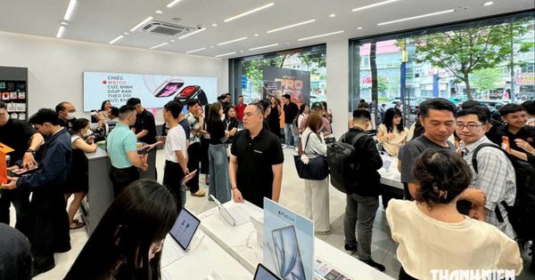 Người mua iPhone 18 ở Việt Nam nườm nượp nhận máy